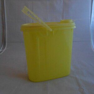 Vintage Tupperware Beverage Buddy Pitcher, Yellow, W/Handle/Lid, 2 Quart